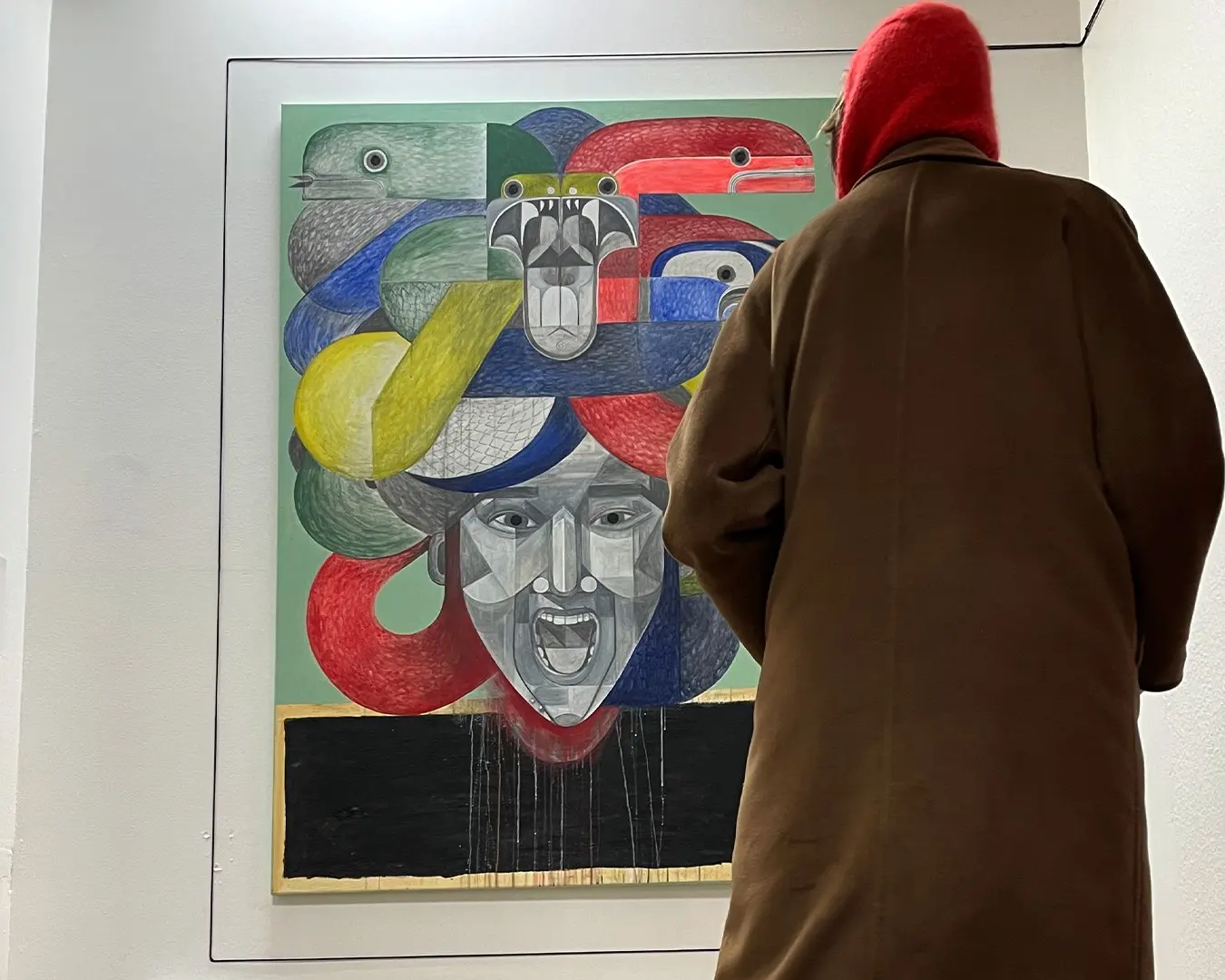 Visitor with work by Maja Hürst at Mauer Gallery